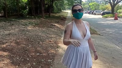 Қоғамдық жалаңаштану: Ресейден келген қыз Рио-де-Жанейро көшелерінде киімін шешіп алмақ болды. Ол қамауға ала жаздады.